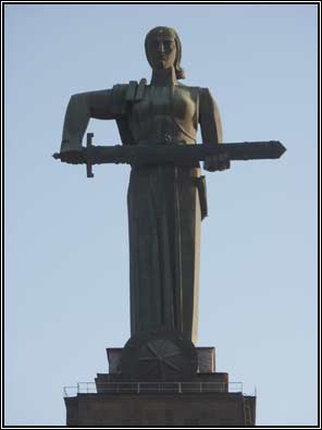 Erevan: Moeder Armenië: uitgebeeld in Sovjet stijl op een heuvel