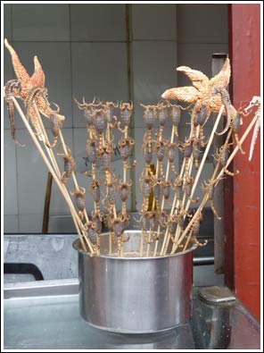 gegrilde schorpioenen op insectenmarkt