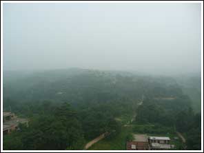 Mist en smog in het hele gebied