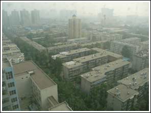 Xian in de smog gezien vanuit de hotelkamer