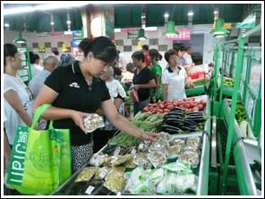 Goed gevulde en moderne supermarkten in Turpan