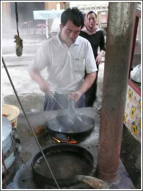 Koken van noedels, spinazie en schapenvlees