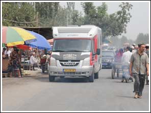 met de camper over een markt