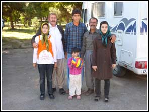 Iraanse familie poseert voor onze camera