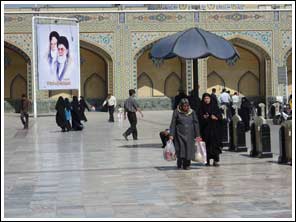 Ingang van heiligdom, met protetten van Khomeini en Khamanei 