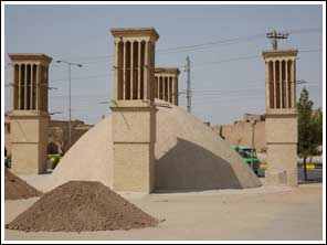 Yazd, windtorens om onderliggende waterreservoir koel te houden