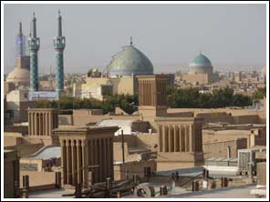 Overzicht van Yazd vanaf het dak van de moskee