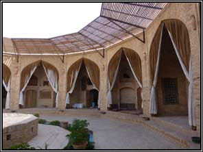 Interieur tot hotel verbouwde caravanserai
