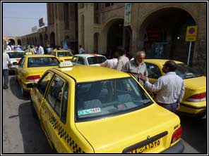Drukte van taxis bij de bazar