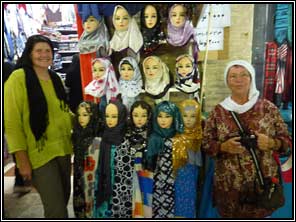 Bazar Kerman: Ingrid en Sigi poseren voor een hoofddoeken winkel