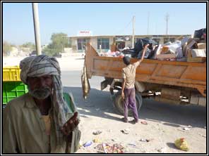 Jarizeh-ye Qeshm: vuilophaal dienst en bedelaar