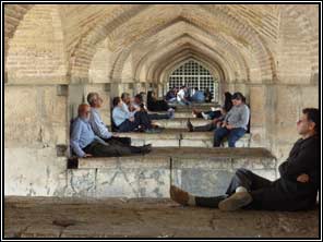 Esfahan: verkoeling zoeken onder brug