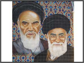 Shiraz: Khomeini en huidig geestelijk leider Khamenei afgebeeld als tegeltableau op moskeemuur