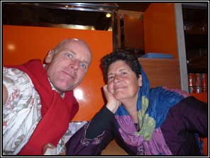 Ingrid en Henro in fastfood zaak