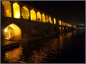 Esfahan: verlichte stenenbrug