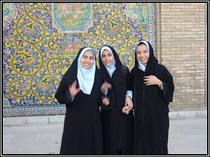 Vrolijke dames voor de mozaïeken van het paleis