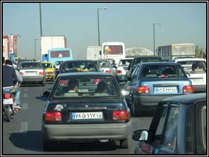 Druk verkeer in de voorsteden van Tehran