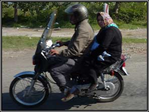 Man, vrouw en kind op motorfiets