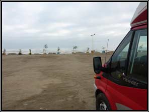 Onze camper op het strand van de Kaspische zee