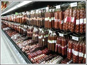 volop keuze uit worsten in Globus supermakt Vladimir