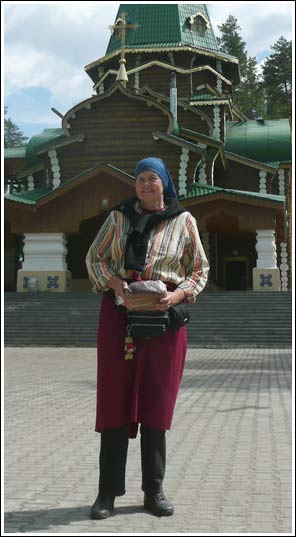 Ingrid met rok en hoofddoek op bezoek bedevaartsoord