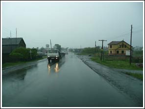 de hoofdweg door west Siberië in de regen