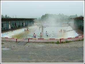 termaalbad 35 km ten noorden van Tjoemen