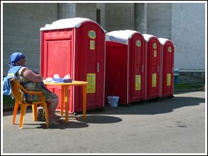 Krasnojarsk, toiletten met toiletjuffrouw