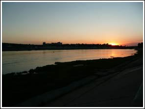 zonsondergang over de Angara rivier in Irkutsk