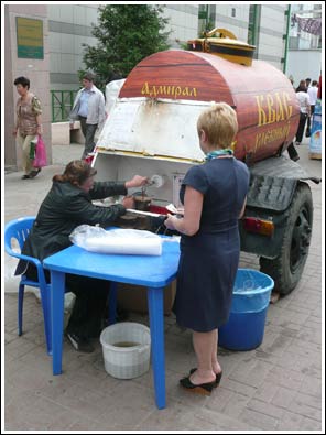 Verkoop van kwas, de nationale drank van Rusland