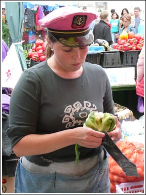 Verkoopster van groenten op de markt