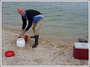 Henro wast aan het strand van het Baikalmeer
