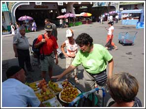 Tasjkent: Ingrid koopt fruit op de bazar