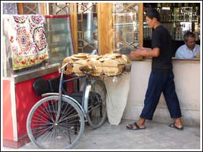 Bukhara: brood transport per fiets