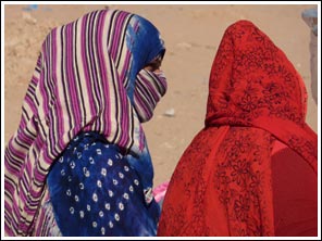 vrouwen in sierlijke kleding
