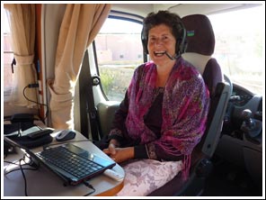 Ingrid telefoneert in de camper