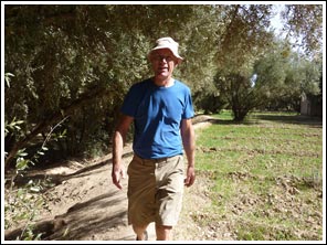 Henro wandelt in de oase