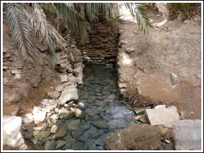 water komt omhoog langs de kloof