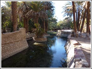 water van de blauwe bron op weg naar het zwembad